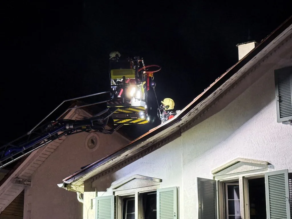 … und brachten es schnell unter Kontrolle. Brand in Mehrfamilienhaus in Uster.